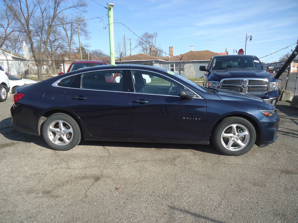 2017 Chevrolet Malibu Image 2