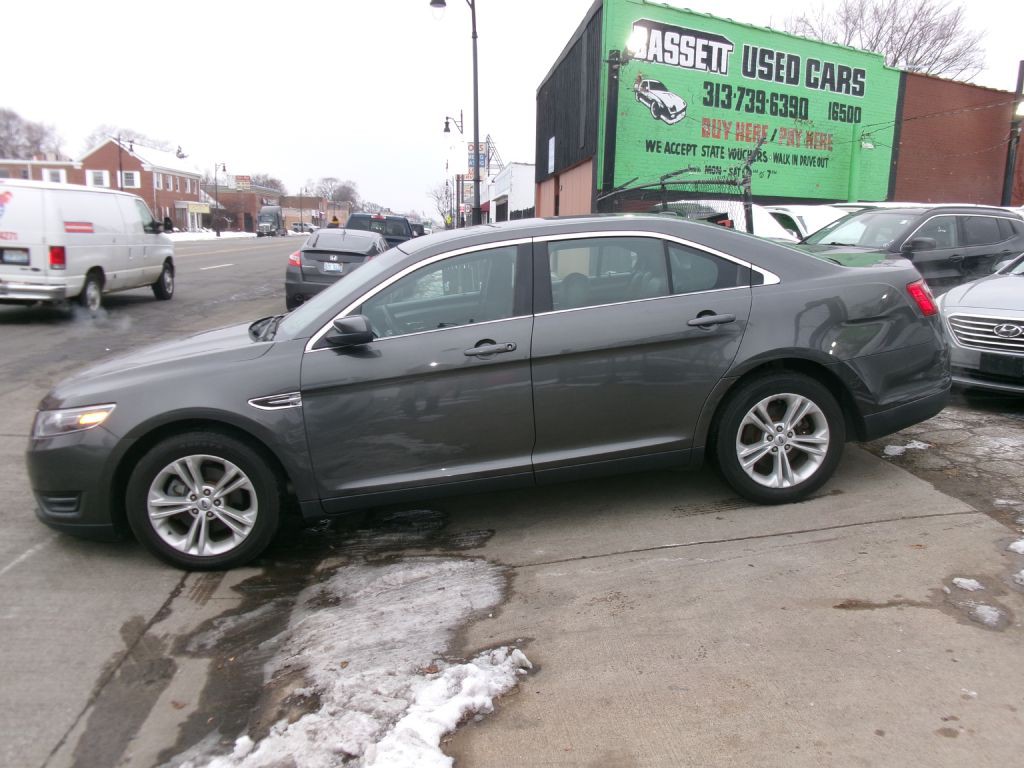 2017 Ford Taurus Image 1