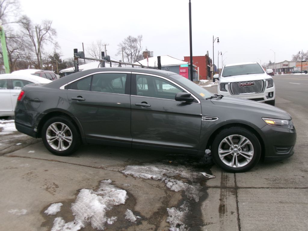 2017 Ford Taurus Image 2