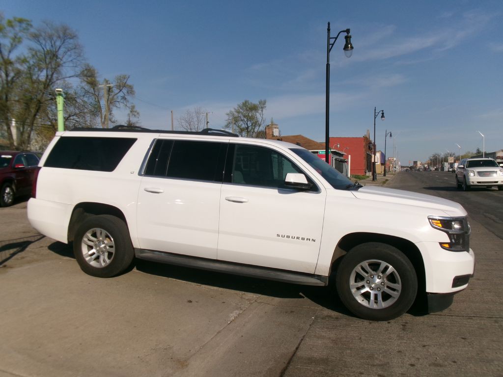 2015 Chevrolet Suburban Image 2