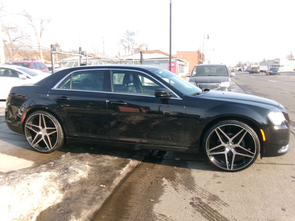 2016 Chrysler 300 Image 2