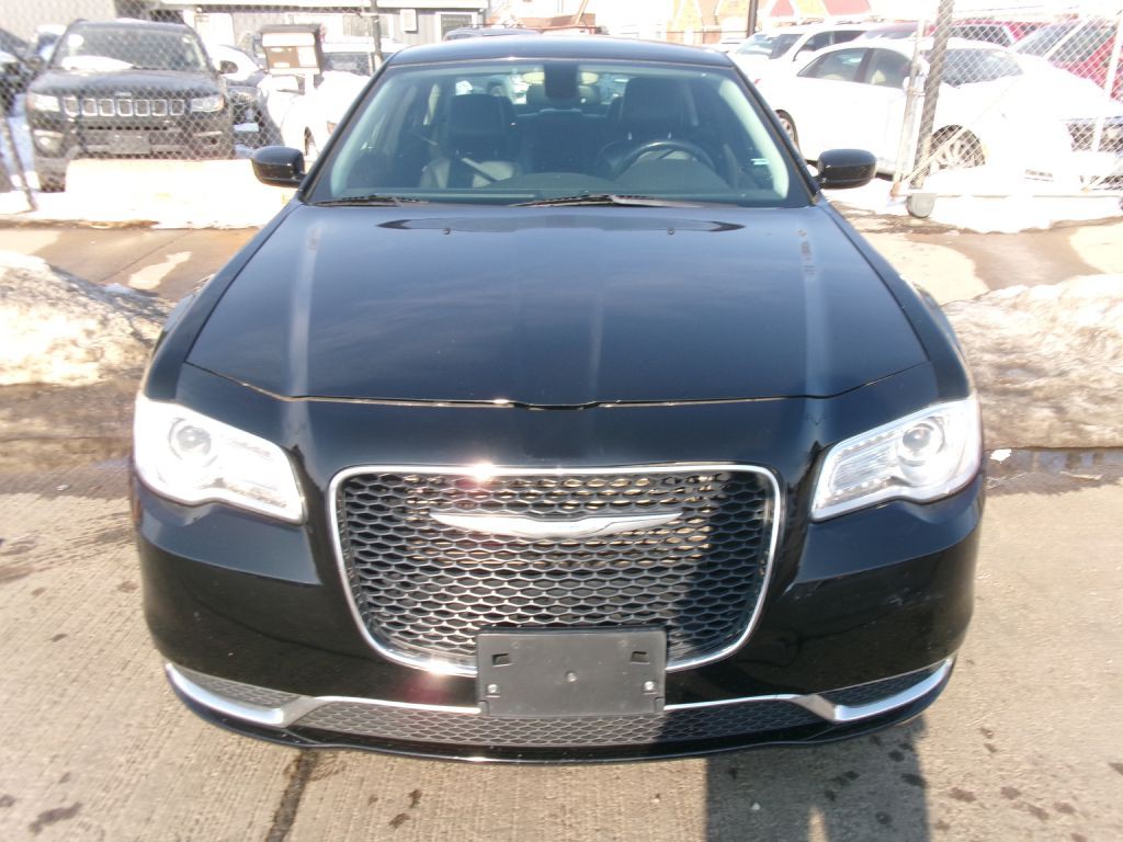 2016 Chrysler 300 Image 3
