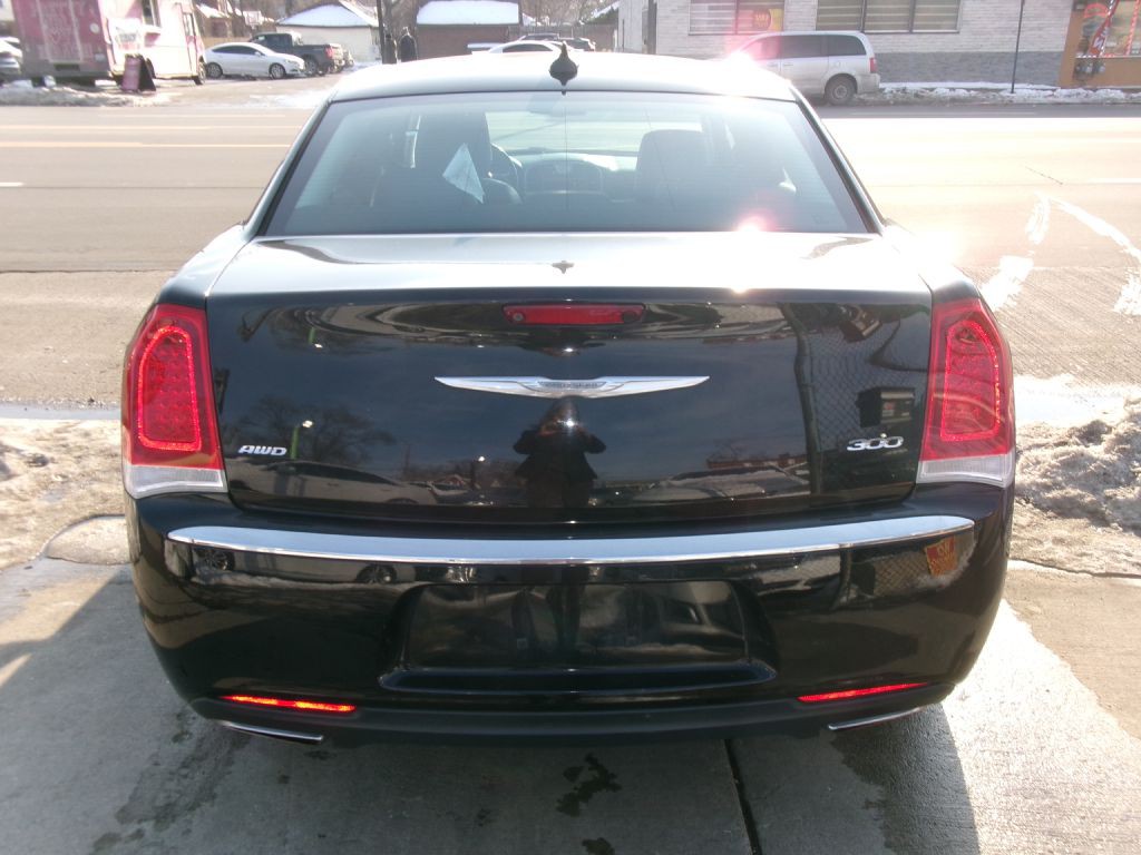 2016 Chrysler 300 Image 4