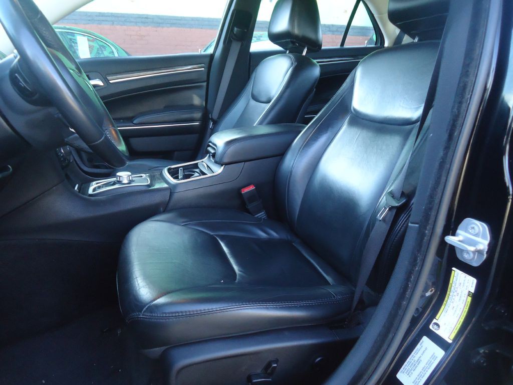 2016 Chrysler 300 Image 5