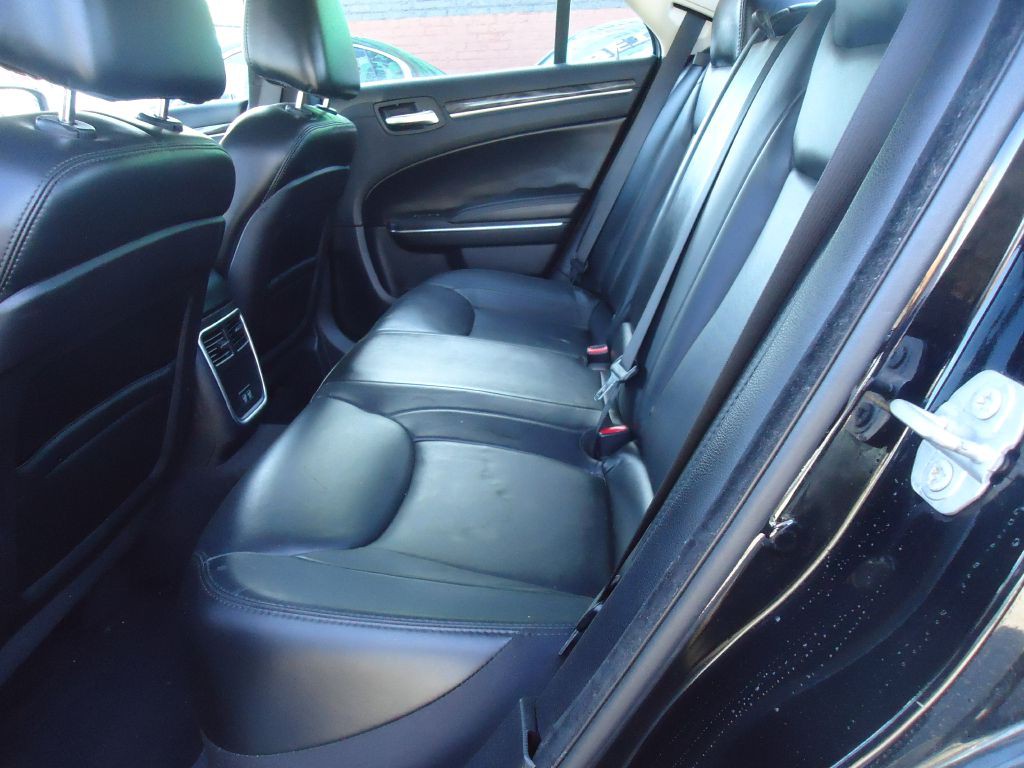 2016 Chrysler 300 Image 6