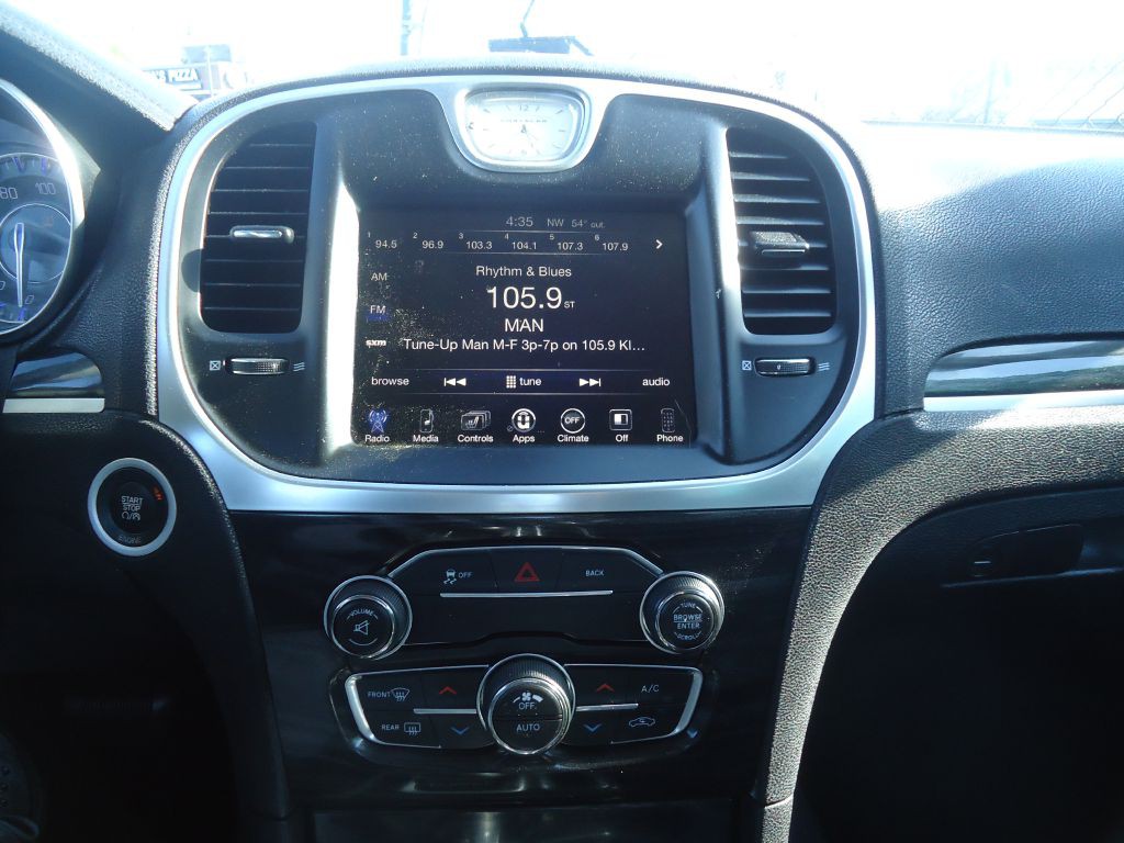 2016 Chrysler 300 Image 7