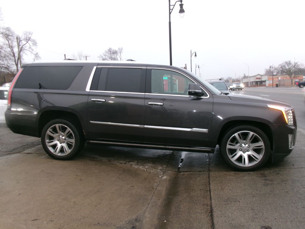 2016 Cadillac Escalade Image 2