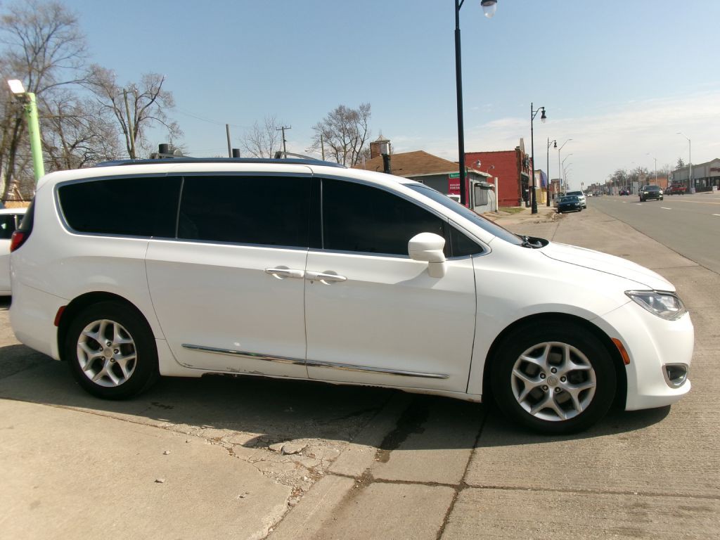 2017 Chrysler Pacifica Image 2