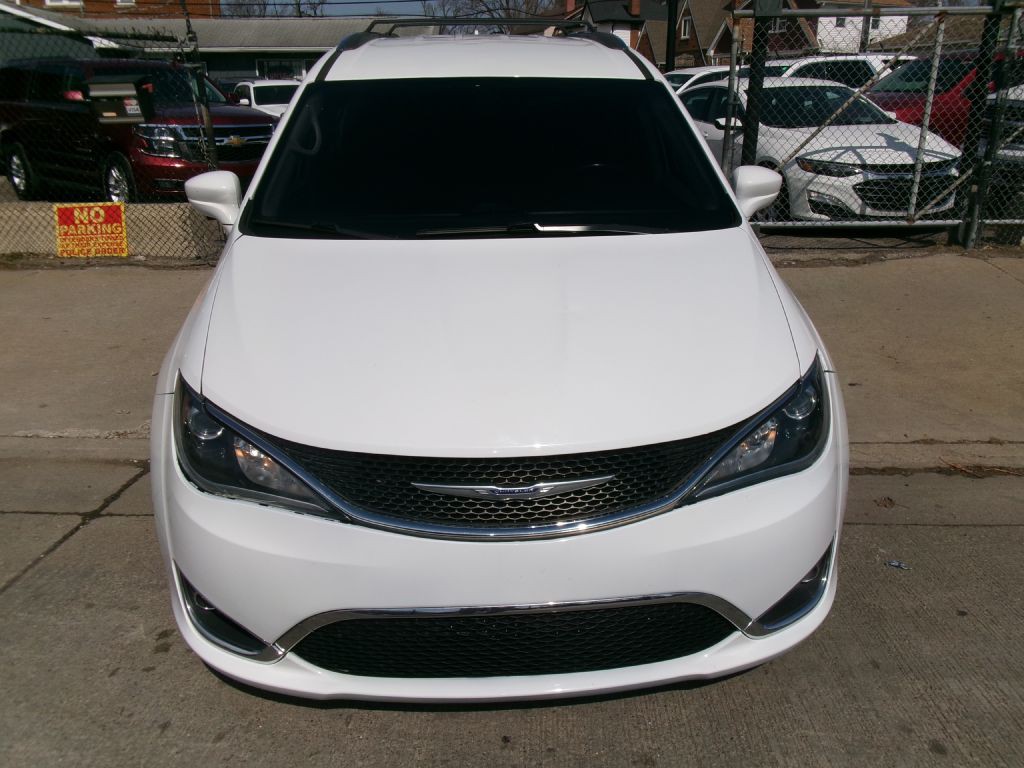 2017 Chrysler Pacifica Image 3