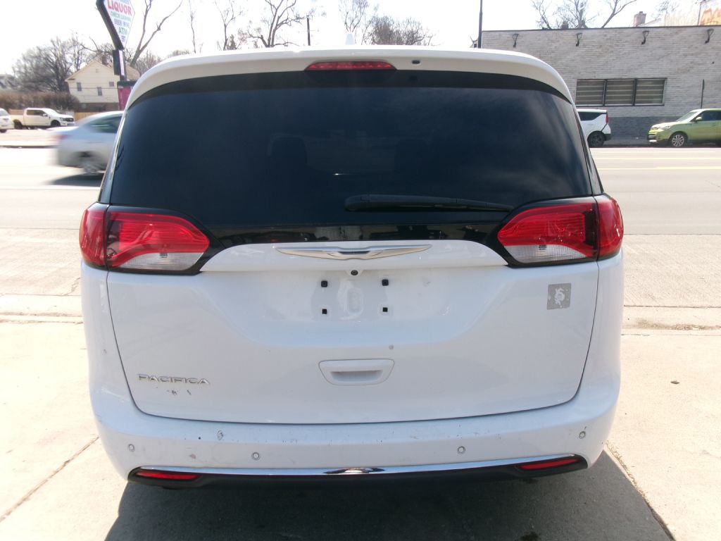 2017 Chrysler Pacifica Image 4