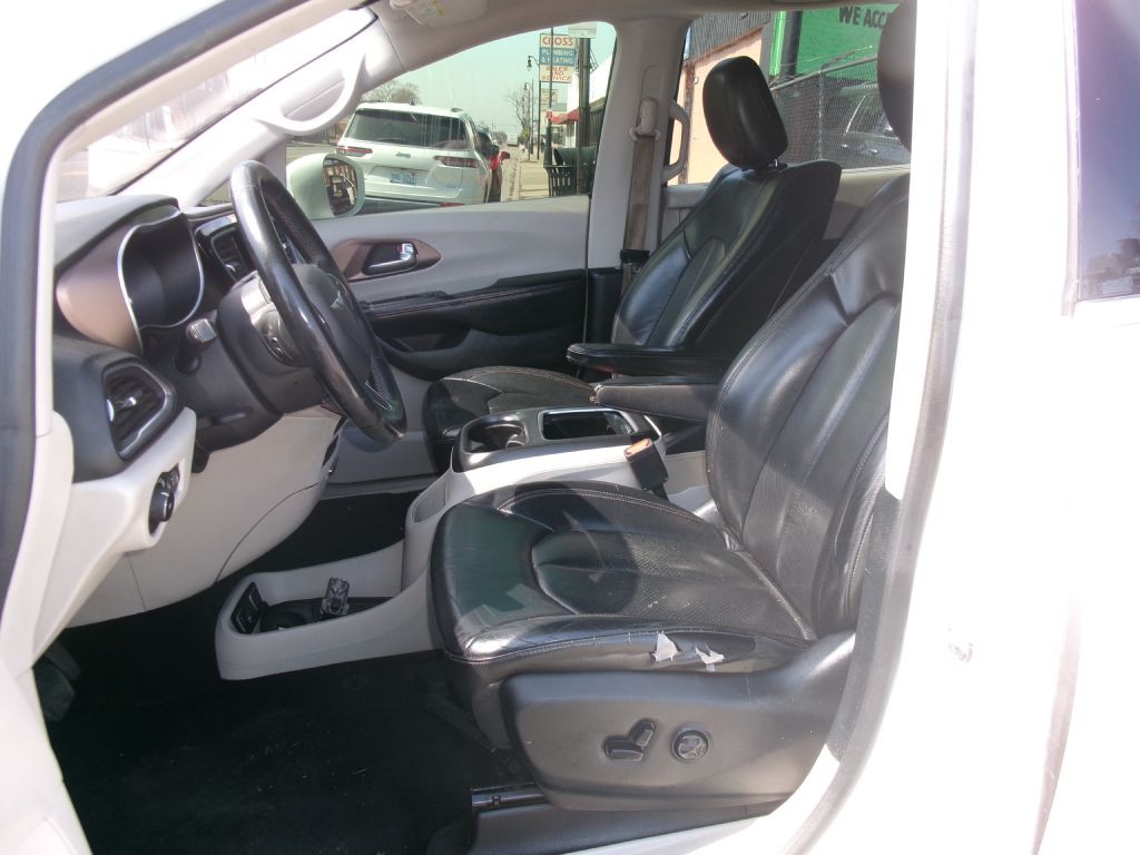 2017 Chrysler Pacifica Image 5