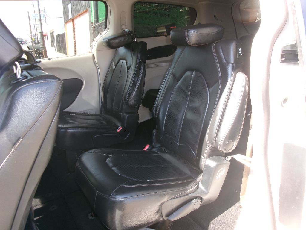 2017 Chrysler Pacifica Image 6