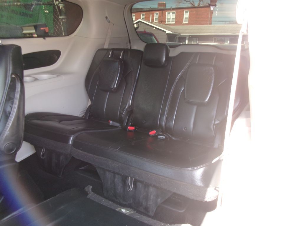 2017 Chrysler Pacifica Image 7