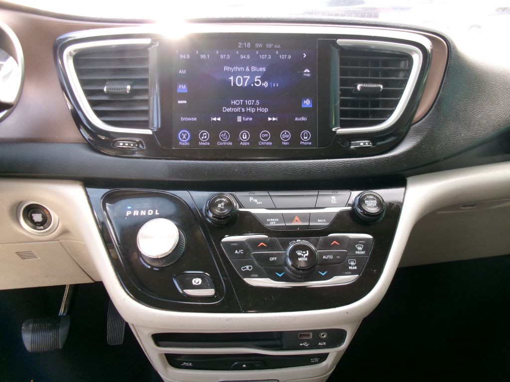 2017 Chrysler Pacifica Image 8