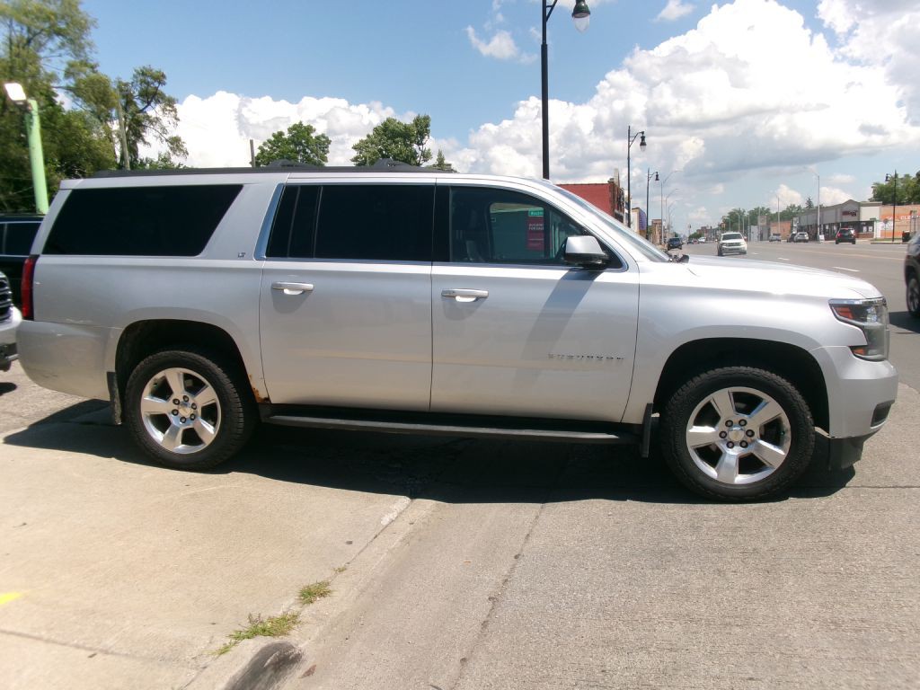 2016 Chevrolet Suburban Image 2