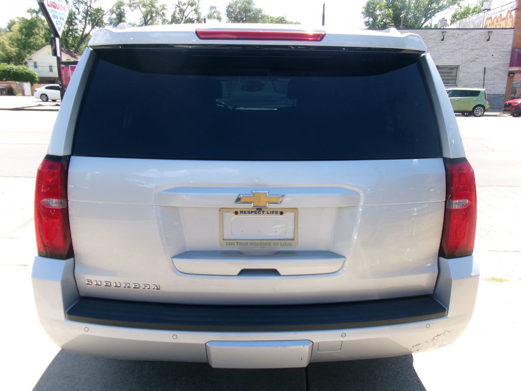 2016 Chevrolet Suburban Image 4