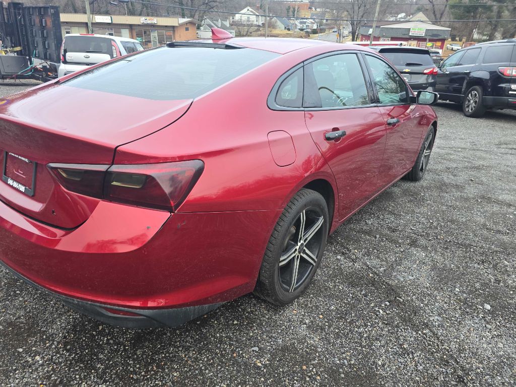 2017 Chevrolet Malibu Image 2