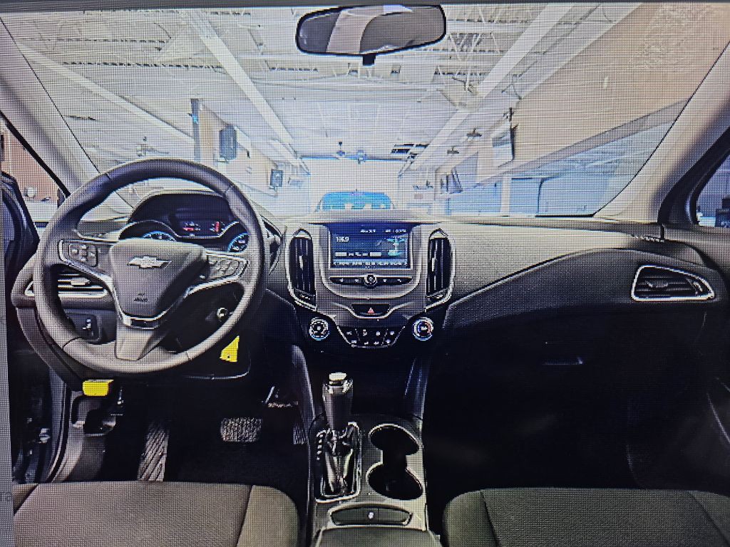 2018 Chevrolet Cruze Image 2