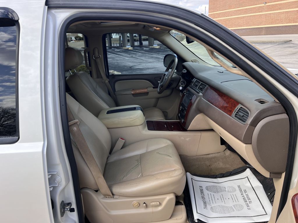 2012 Chevrolet Suburban Image 16