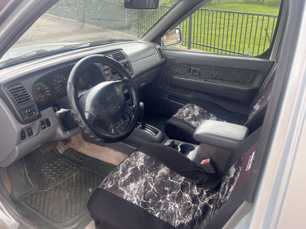 2000 Nissan Frontier Image 9