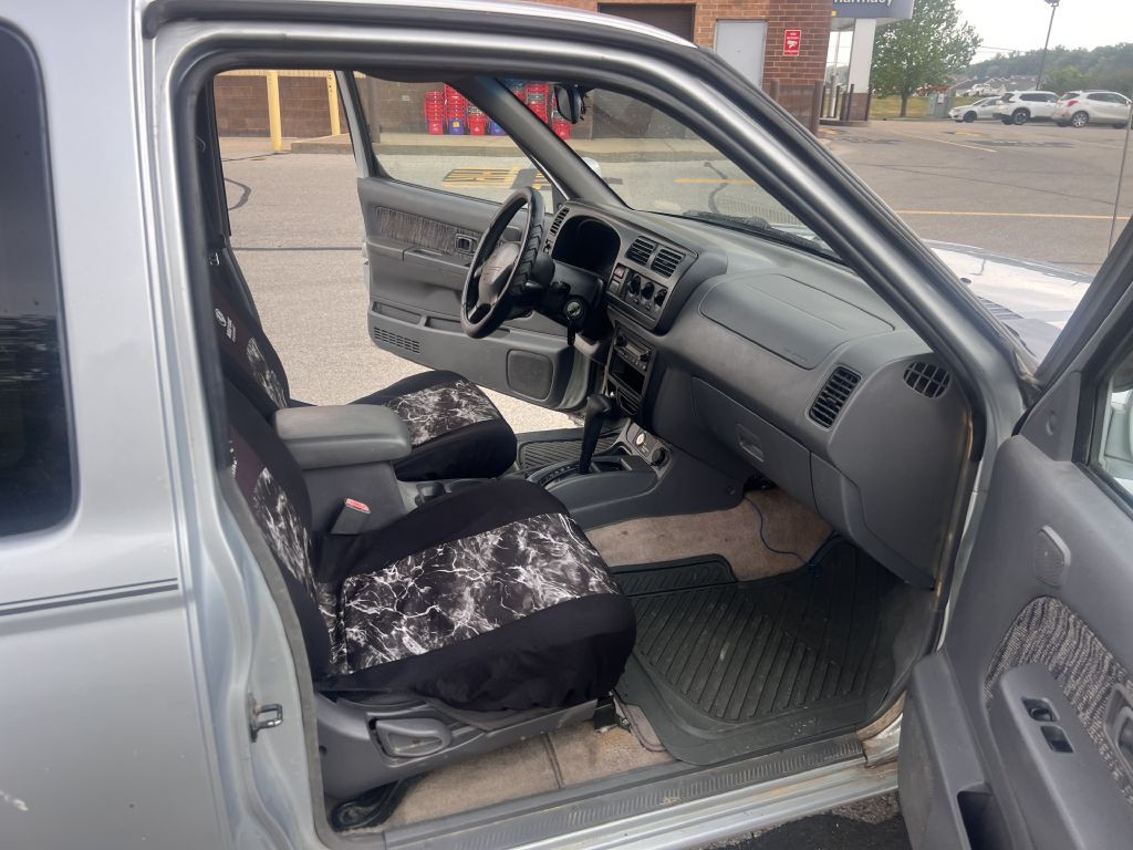 2000 Nissan Frontier Image 11