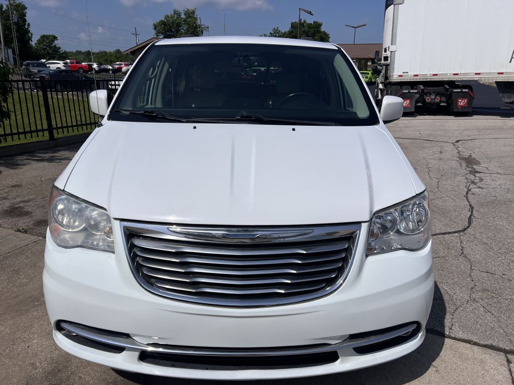 2016 Chrysler Town & Country Image 2