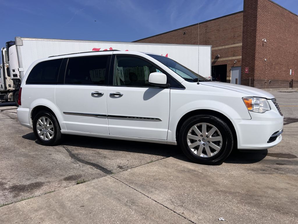 2016 Chrysler Town & Country Image 3