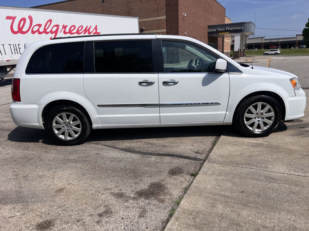 2016 Chrysler Town & Country Image 4