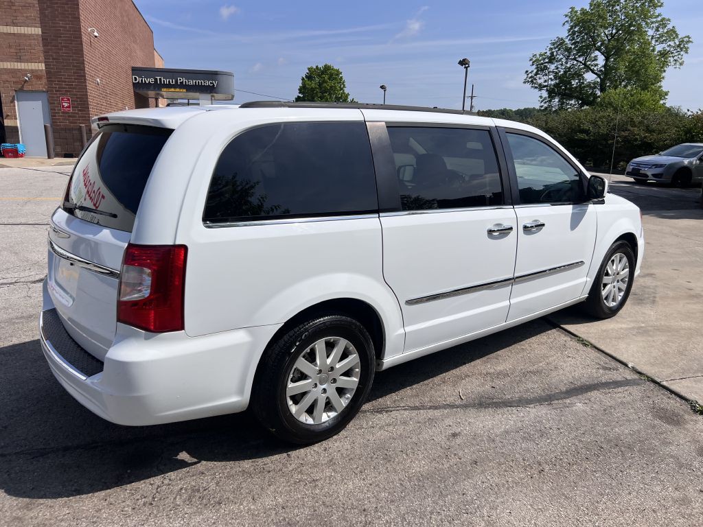 2016 Chrysler Town & Country Image 5