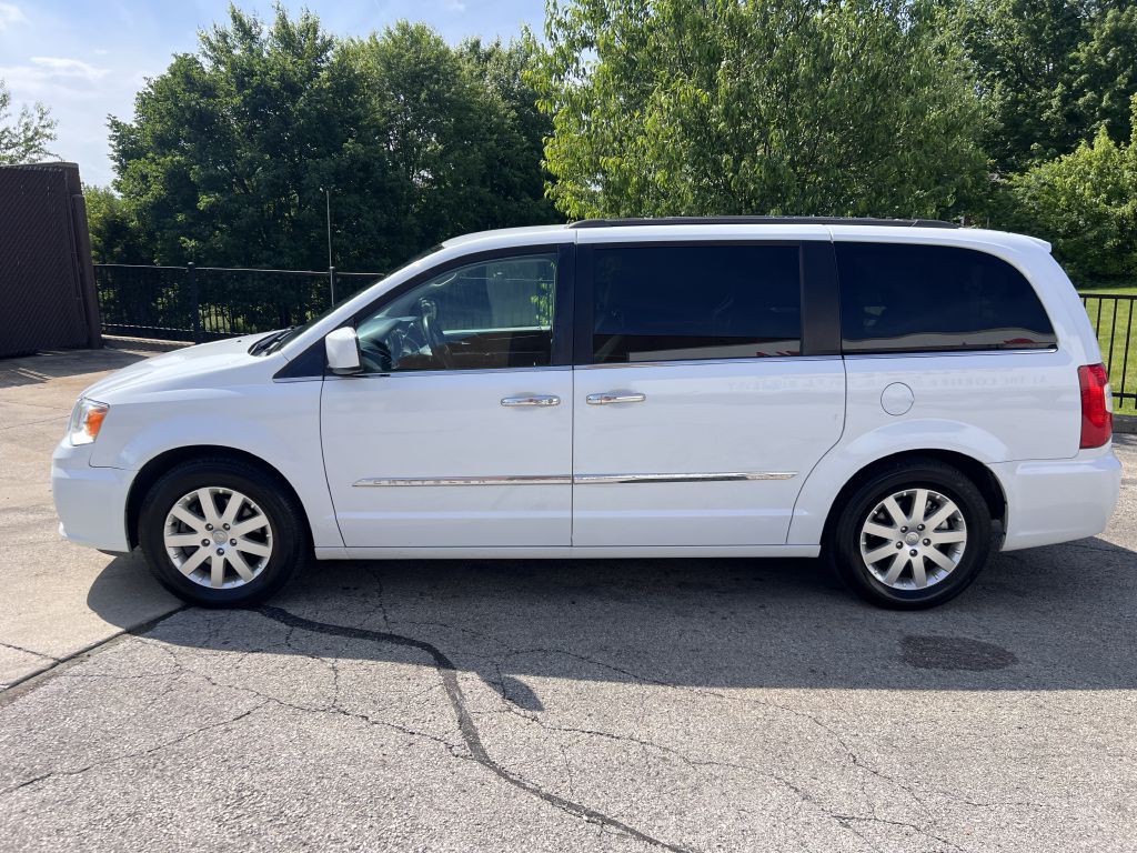 2016 Chrysler Town & Country Image 8