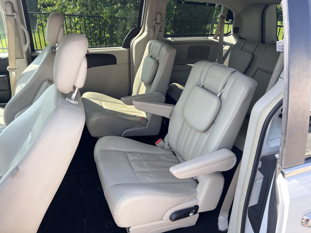 2016 Chrysler Town & Country Image 10