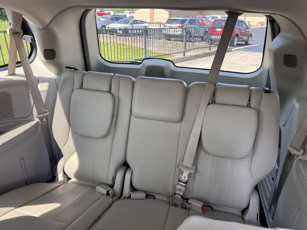 2016 Chrysler Town & Country Image 11