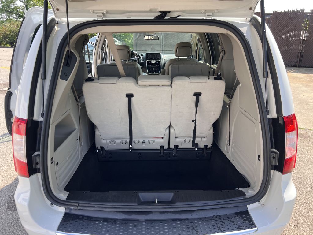2016 Chrysler Town & Country Image 12