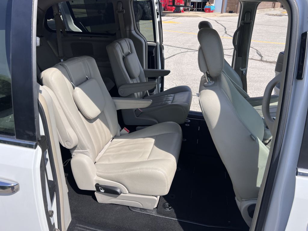 2016 Chrysler Town & Country Image 13