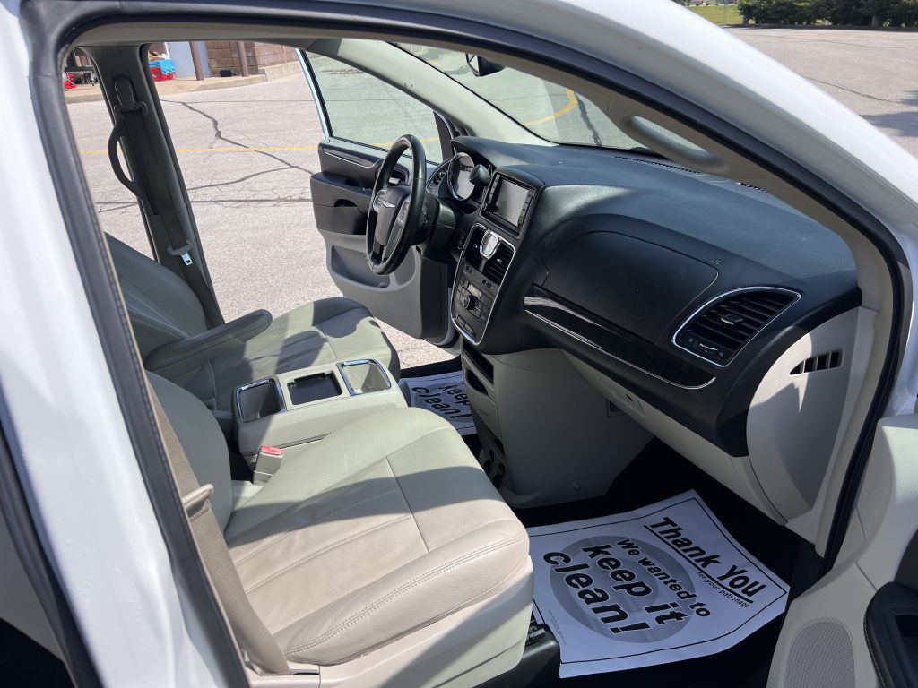 2016 Chrysler Town & Country Image 14