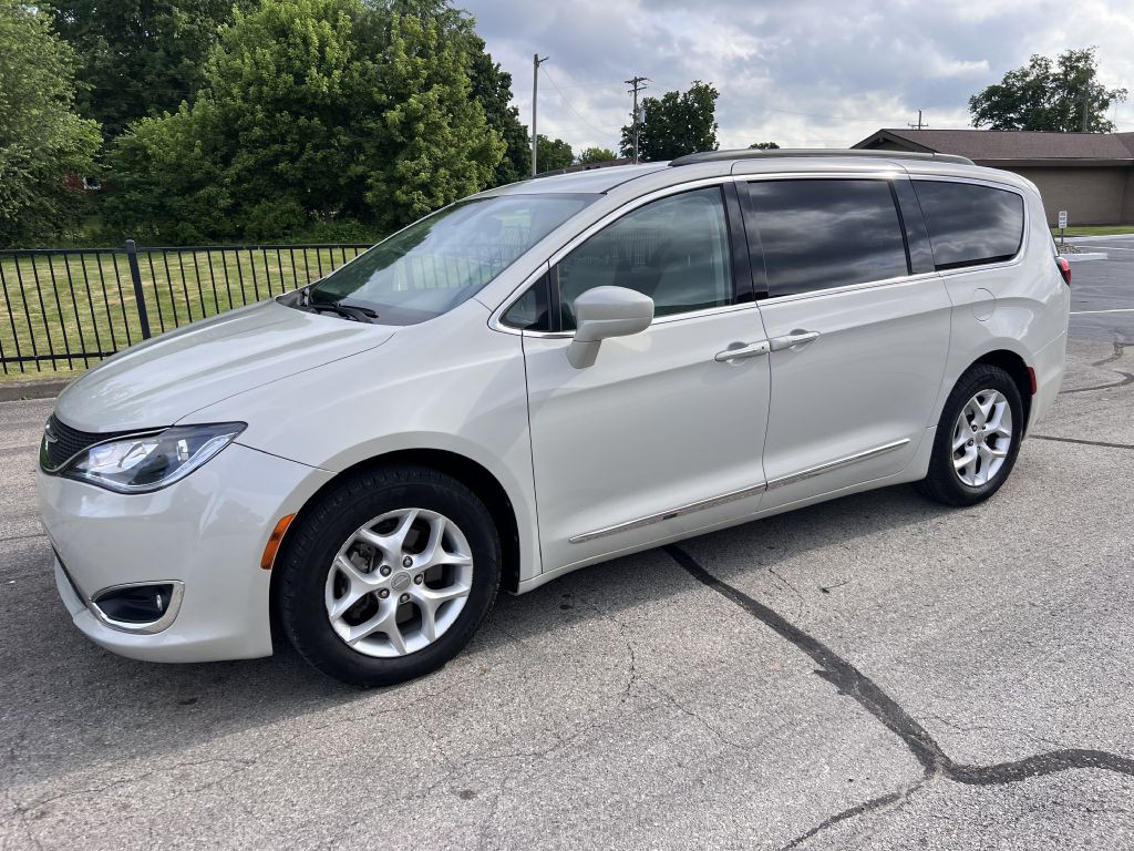 2017 Chrysler Pacifica Image 1