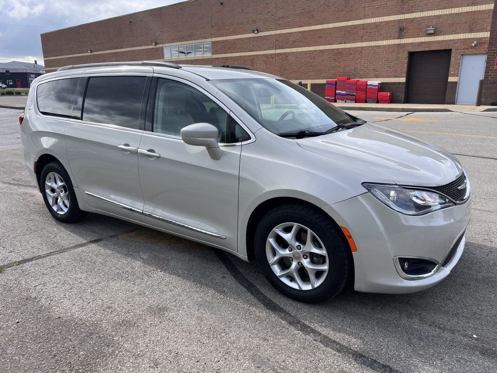 2017 Chrysler Pacifica Image 3