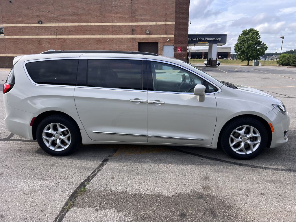 2017 Chrysler Pacifica Image 4