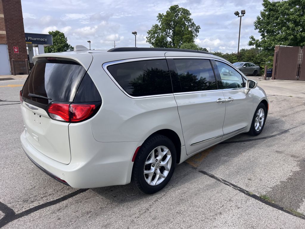 2017 Chrysler Pacifica Image 5