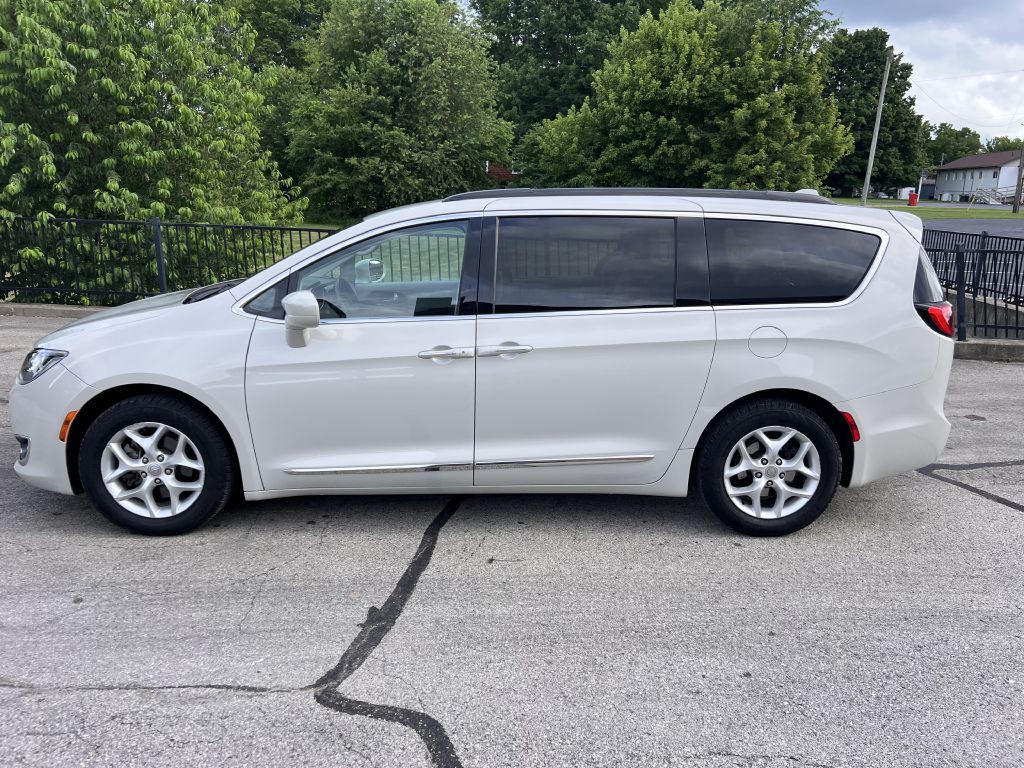 2017 Chrysler Pacifica Image 8