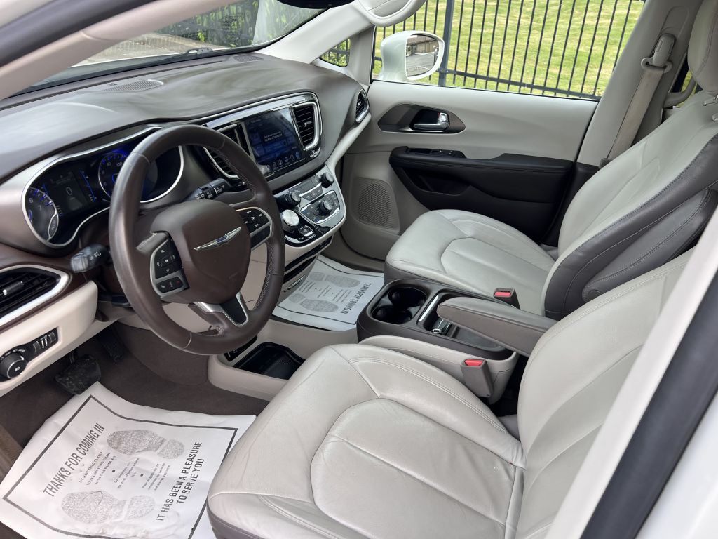 2017 Chrysler Pacifica Image 9