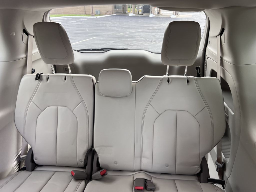 2017 Chrysler Pacifica Image 11