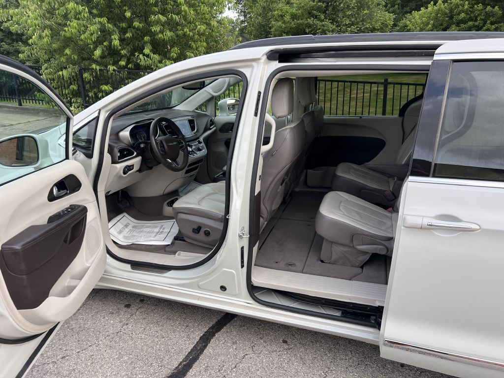 2017 Chrysler Pacifica Image 13