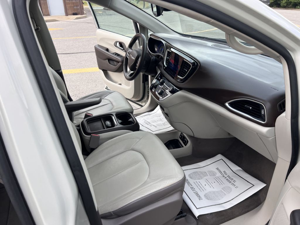 2017 Chrysler Pacifica Image 16