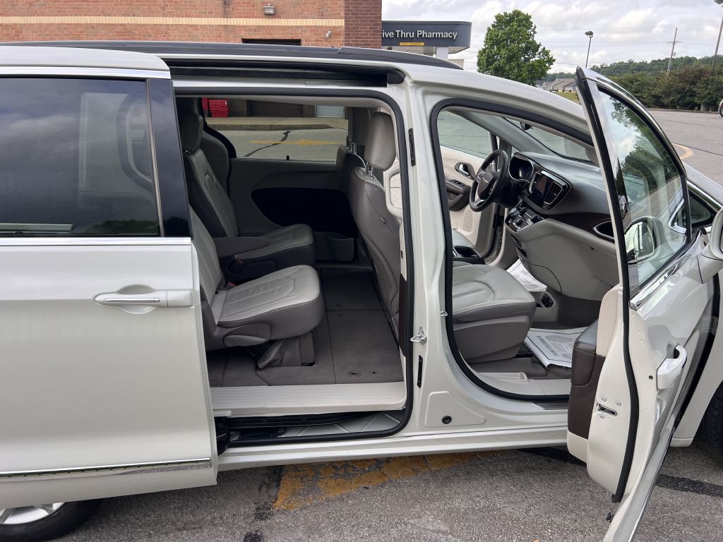 2017 Chrysler Pacifica Image 17