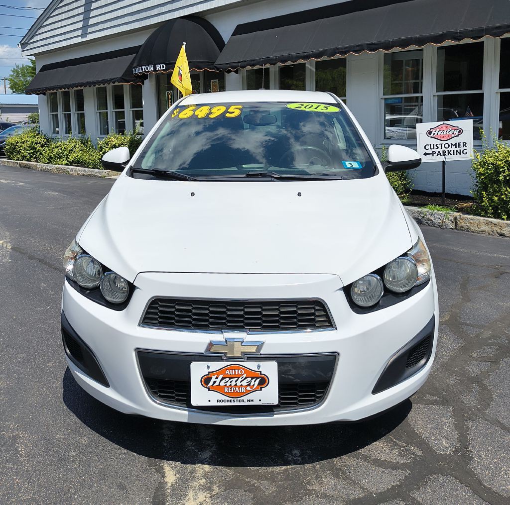 2015 Chevrolet Sonic Image 2