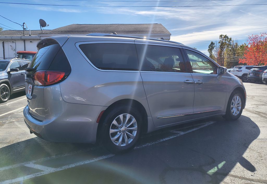2018 Chrysler Pacifica Image 4