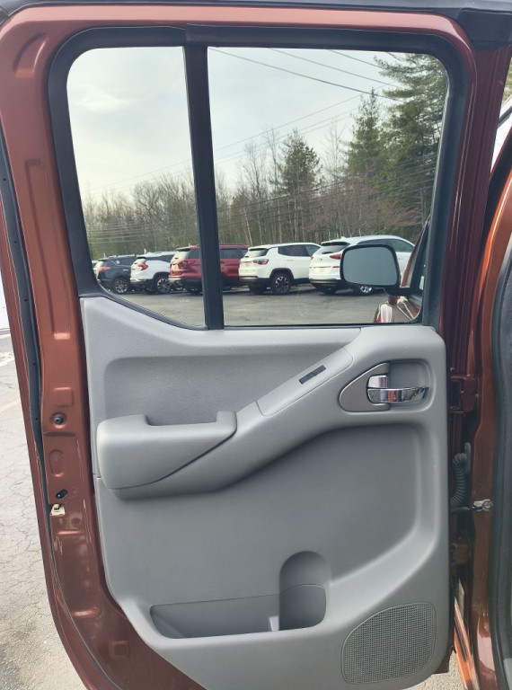 2016 Nissan Frontier Image 17