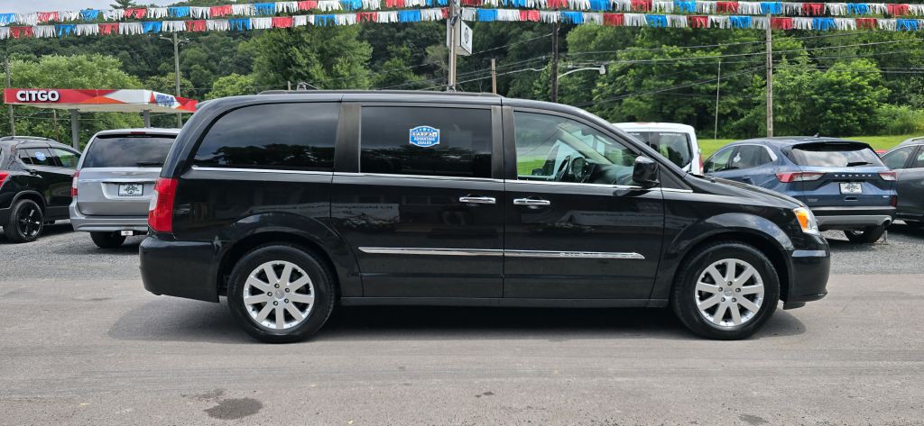 2016 Chrysler Town & Country Image 1