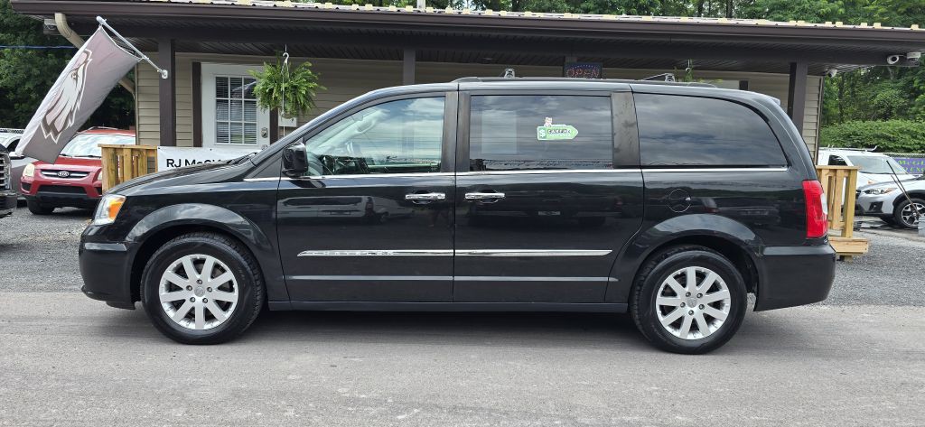 2016 Chrysler Town & Country Image 2